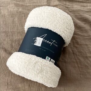 Deluxe White Sherpa Throw Blanket